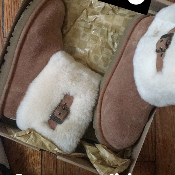 Short Uggs with sheepskin fur lining size 7 - Picture 1 of 4
